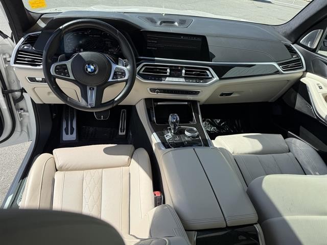 BMW X5 M50i Vehicle Full-screen Gallery Image 14