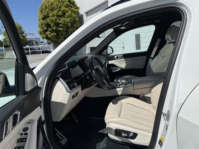 BMW X5 M50i Vehicle Full-screen Gallery Image 15