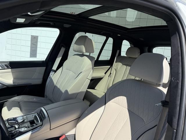 BMW X5 M50i Vehicle Full-screen Gallery Image 17