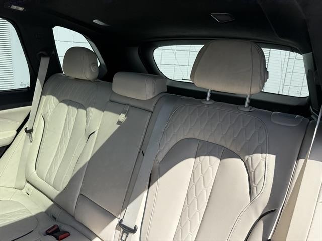 BMW X5 M50i Vehicle Full-screen Gallery Image 18