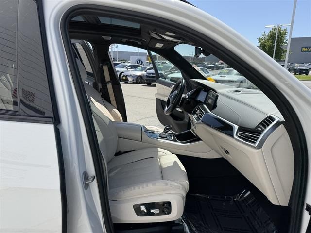 BMW X5 M50i Vehicle Full-screen Gallery Image 19