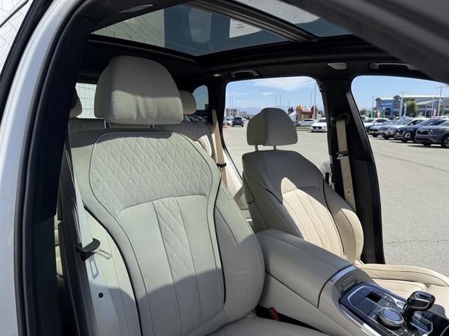 BMW X5 M50i Vehicle Full-screen Gallery Image 20