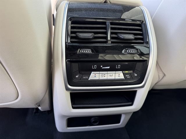 BMW X5 M50i Vehicle Full-screen Gallery Image 26