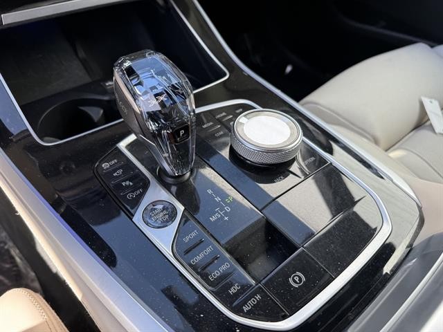 BMW X5 M50i Vehicle Full-screen Gallery Image 29