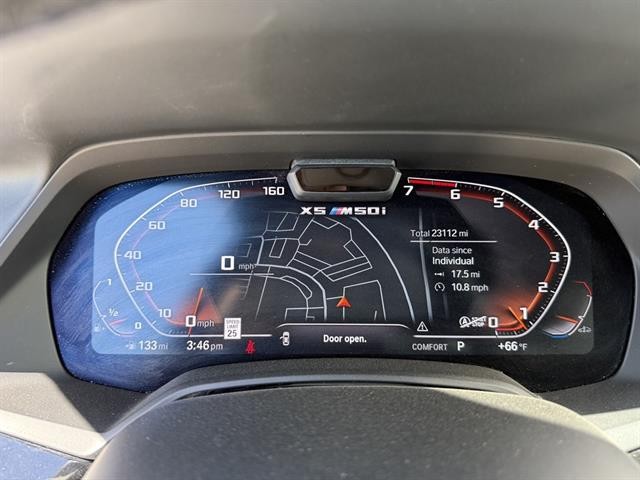 BMW X5 M50i Vehicle Full-screen Gallery Image 30