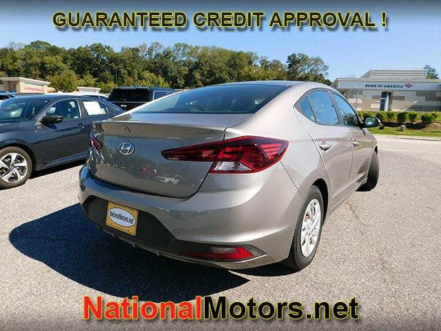 Hyundai Elantra Vehicle Full-screen Gallery Image 05