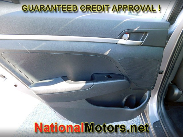 Hyundai Elantra Vehicle Full-screen Gallery Image 08
