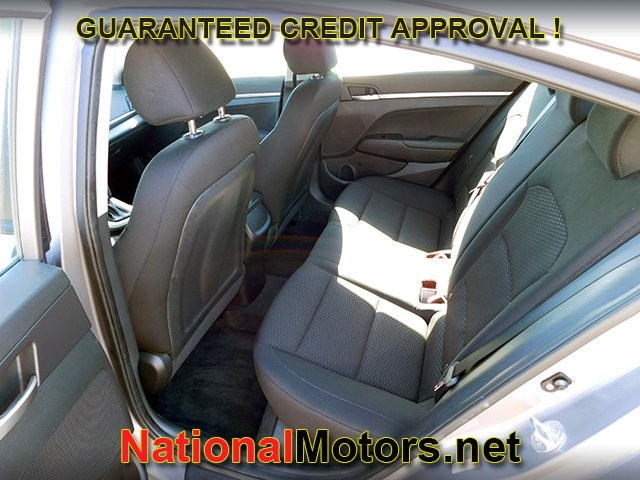 Hyundai Elantra Vehicle Full-screen Gallery Image 09