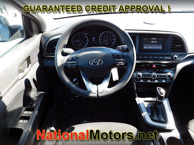 Hyundai Elantra Vehicle Full-screen Gallery Image 10