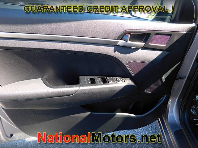 Hyundai Elantra Vehicle Full-screen Gallery Image 11