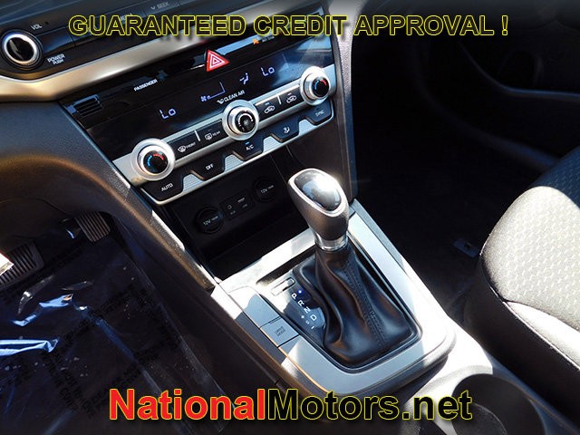 Hyundai Elantra Vehicle Full-screen Gallery Image 17