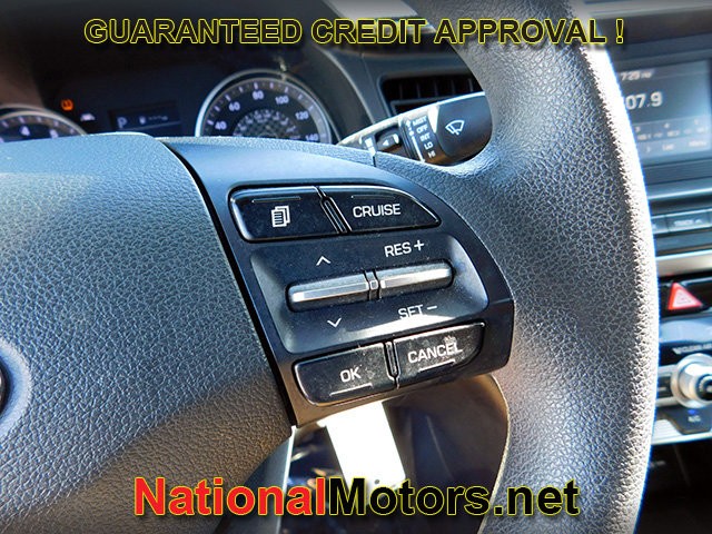 Hyundai Elantra Vehicle Full-screen Gallery Image 18