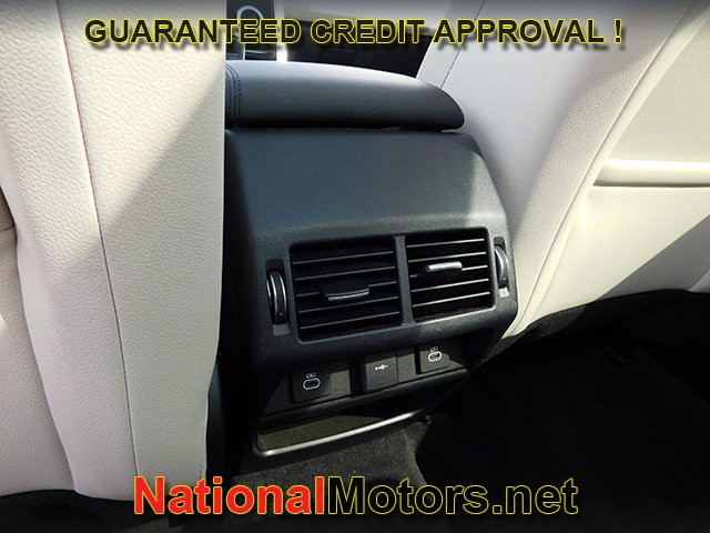 Land Rover Discovery Sport Vehicle Full-screen Gallery Image 11