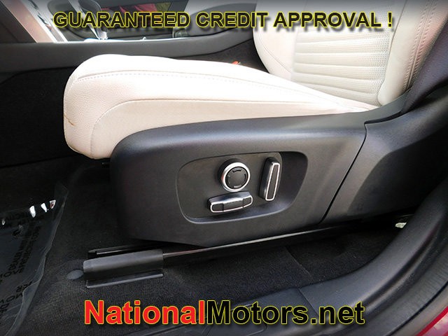 Land Rover Discovery Sport Vehicle Full-screen Gallery Image 16