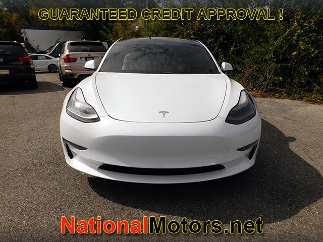 Tesla Model 3 Vehicle Full-screen Gallery Image 03