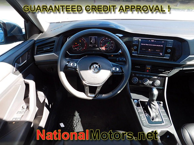 Volkswagen Jetta Vehicle Full-screen Gallery Image 12