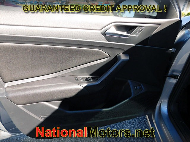 Volkswagen Jetta Vehicle Full-screen Gallery Image 13