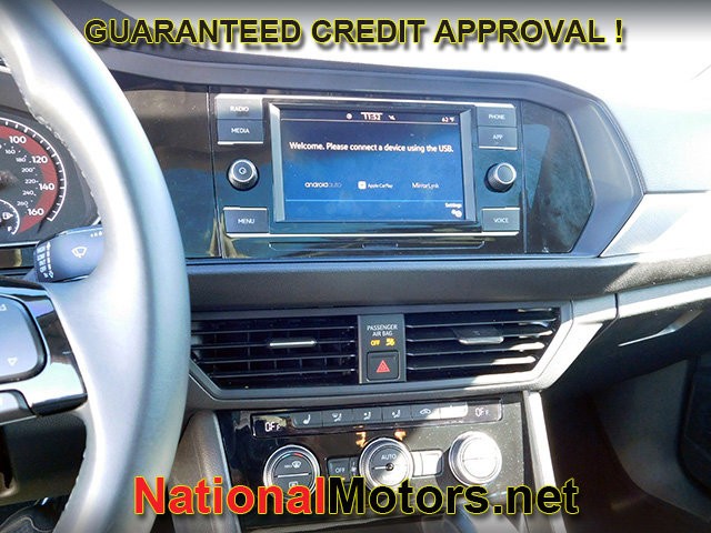 Volkswagen Jetta Vehicle Full-screen Gallery Image 16