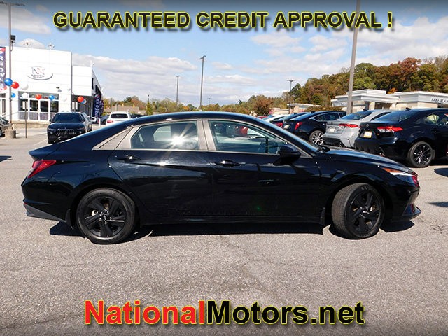 Hyundai Elantra Vehicle Full-screen Gallery Image 04