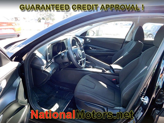 Hyundai Elantra Vehicle Full-screen Gallery Image 12