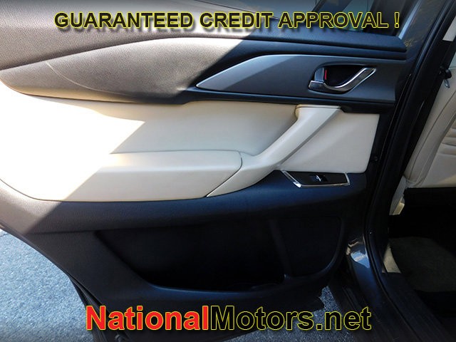 Mazda CX-9 Vehicle Full-screen Gallery Image 09