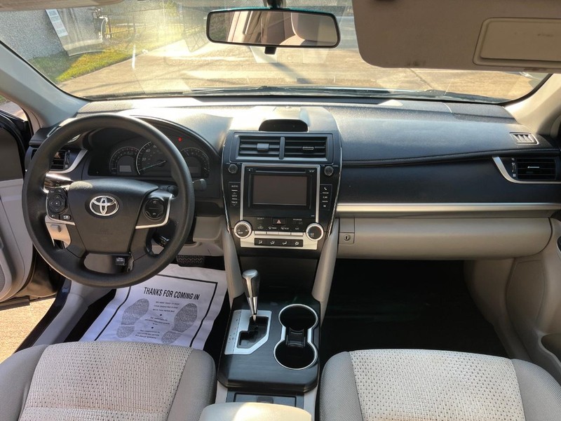 Toyota Camry Vehicle Image 19