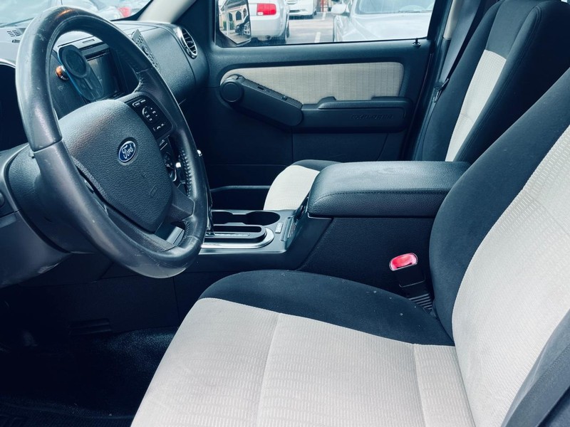 Ford Explorer Sport Trac Vehicle Full-screen Gallery Image 12