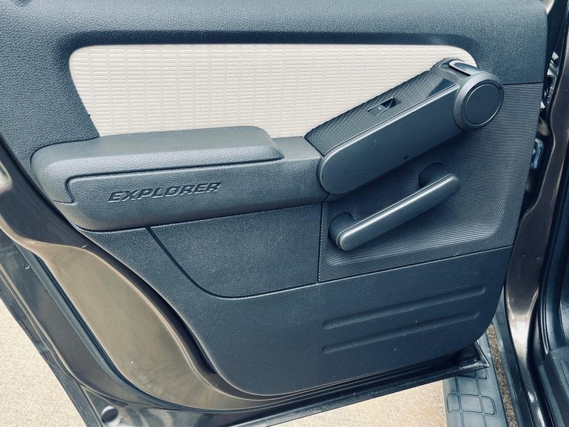 Ford Explorer Sport Trac Vehicle Full-screen Gallery Image 13