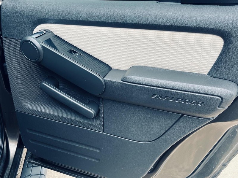 Ford Explorer Sport Trac Vehicle Full-screen Gallery Image 16