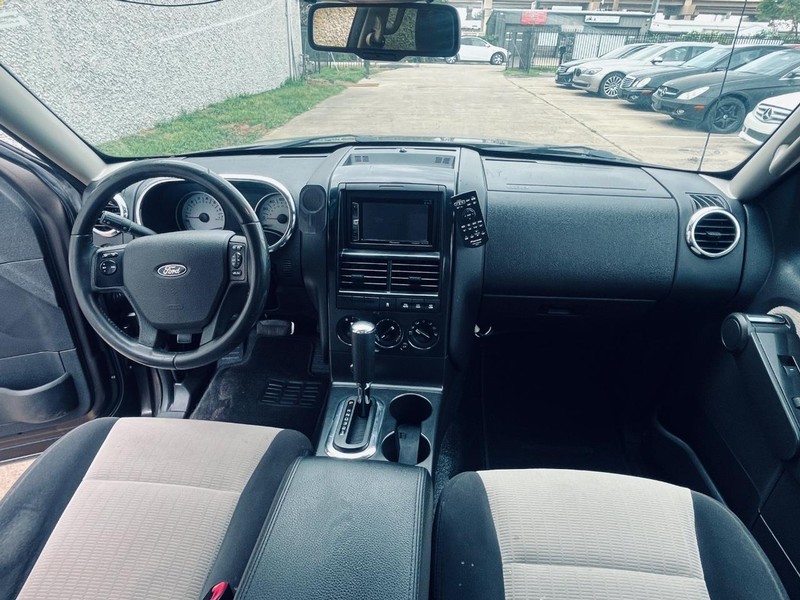 Ford Explorer Sport Trac Vehicle Full-screen Gallery Image 21