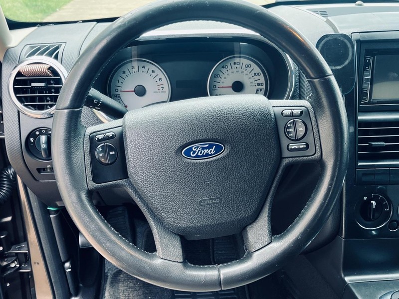 Ford Explorer Sport Trac Vehicle Full-screen Gallery Image 23
