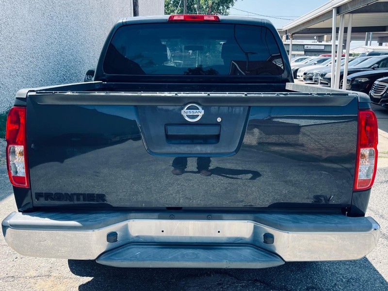 Nissan Frontier Vehicle Full-screen Gallery Image 04