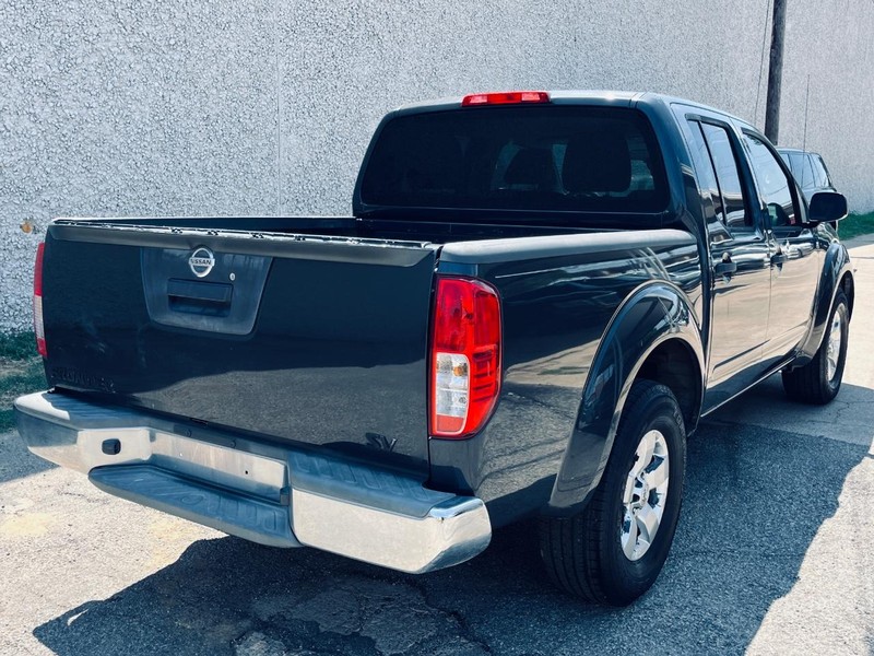 Nissan Frontier Vehicle Full-screen Gallery Image 06