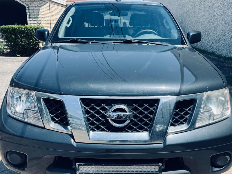 Nissan Frontier Vehicle Full-screen Gallery Image 09