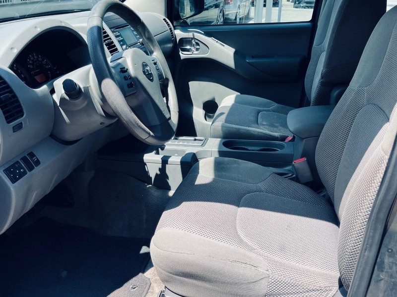 Nissan Frontier Vehicle Full-screen Gallery Image 12
