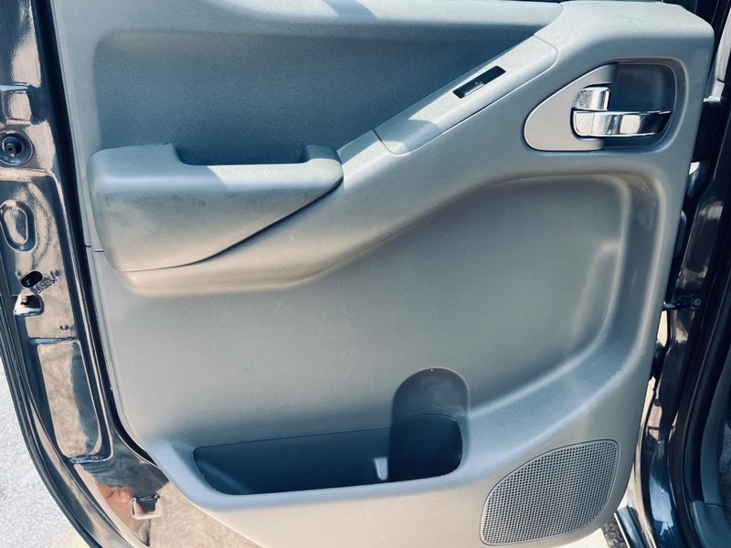 Nissan Frontier Vehicle Full-screen Gallery Image 13