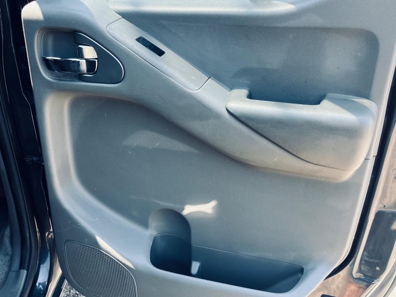 Nissan Frontier Vehicle Full-screen Gallery Image 17