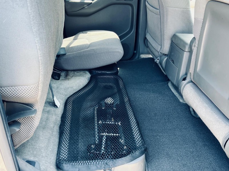 Nissan Frontier Vehicle Full-screen Gallery Image 19