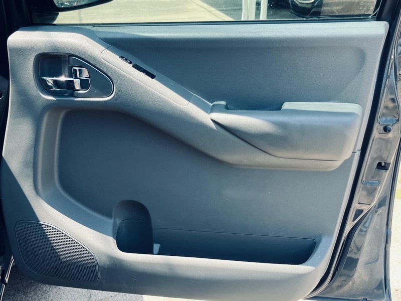 Nissan Frontier Vehicle Full-screen Gallery Image 21