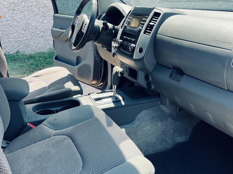 Nissan Frontier Vehicle Full-screen Gallery Image 22