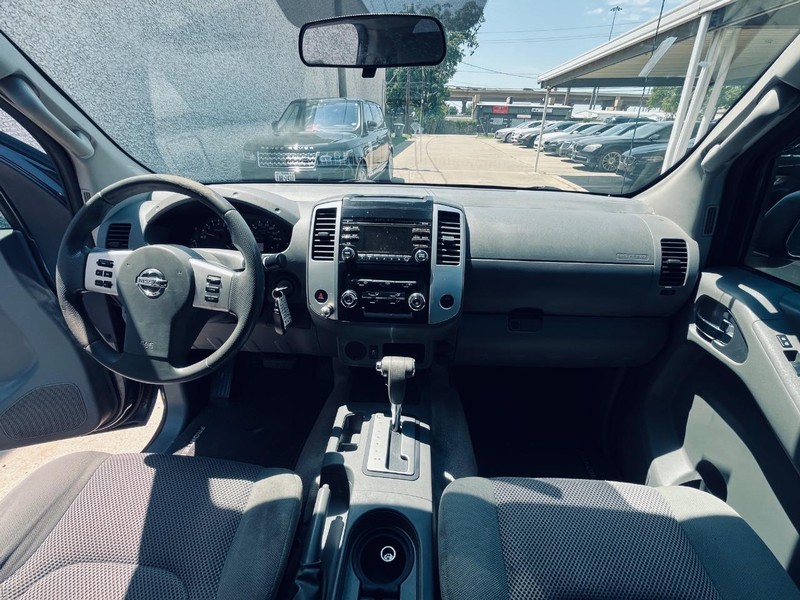 Nissan Frontier Vehicle Full-screen Gallery Image 23