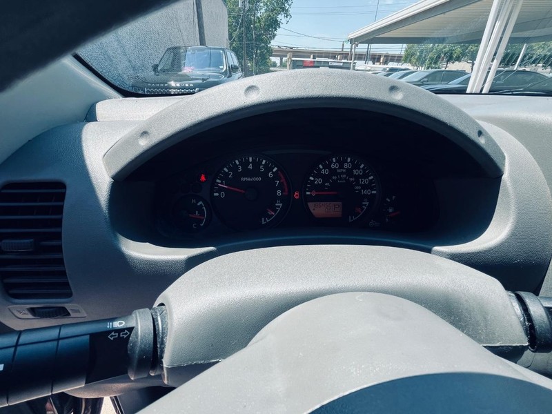 Nissan Frontier Vehicle Full-screen Gallery Image 25