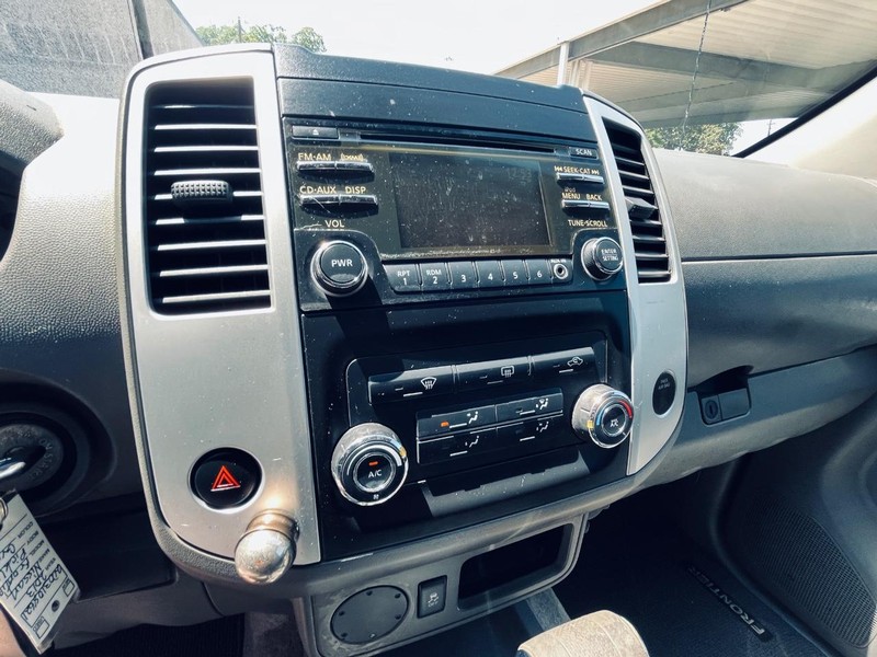 Nissan Frontier Vehicle Full-screen Gallery Image 26