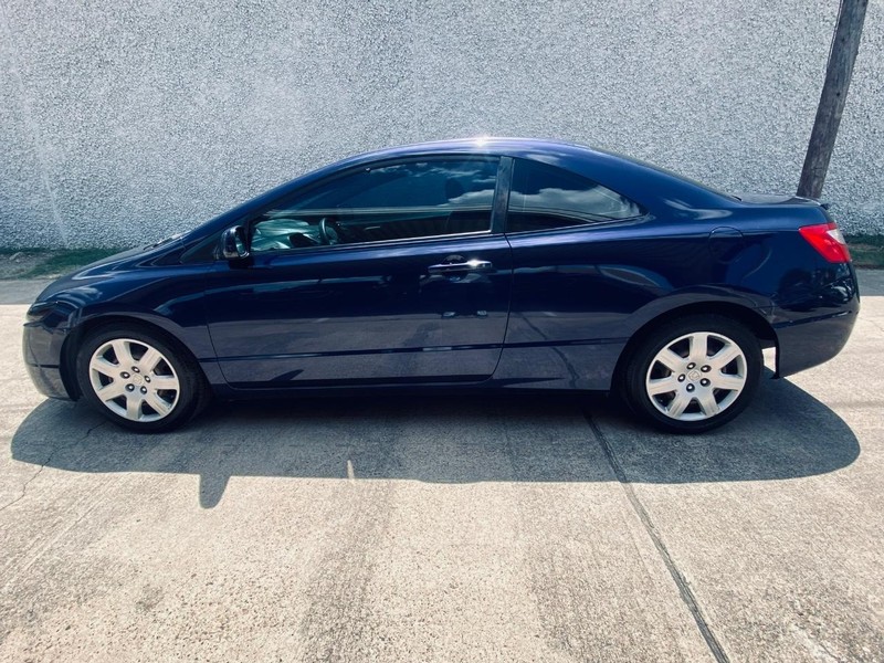 Honda Civic Coupe Vehicle Full-screen Gallery Image 02