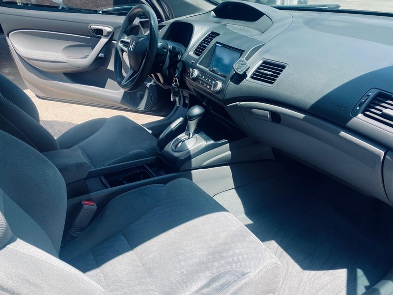 Honda Civic Coupe Vehicle Full-screen Gallery Image 16