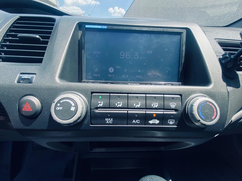 Honda Civic Coupe Vehicle Full-screen Gallery Image 22