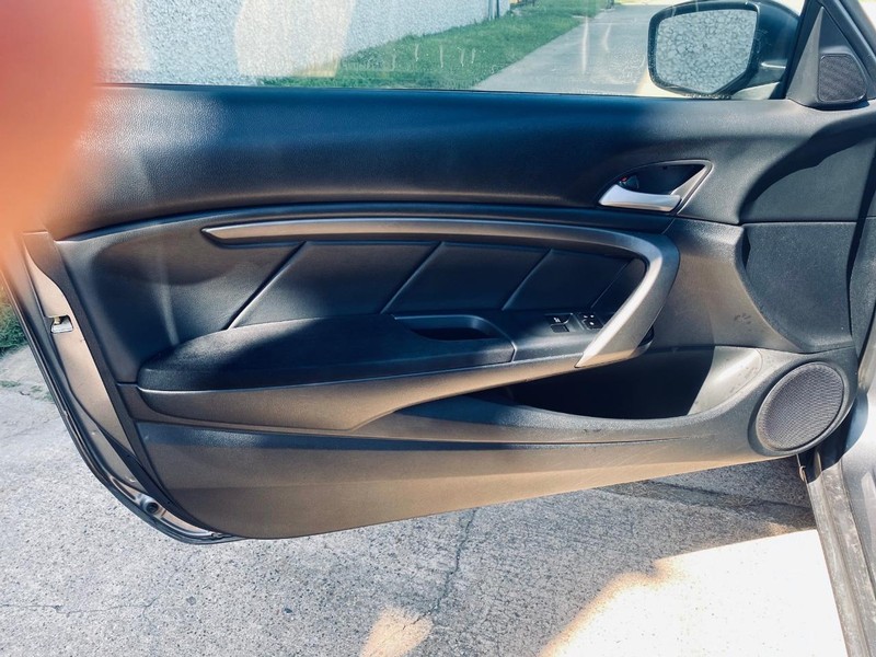 Honda Accord Coupe Vehicle Full-screen Gallery Image 09