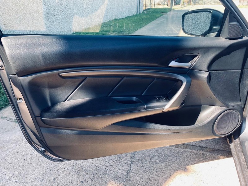 Honda Accord Coupe Vehicle Full-screen Gallery Image 11