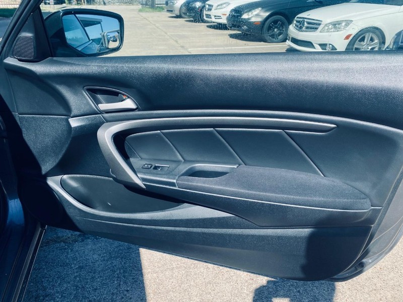 Honda Accord Coupe Vehicle Full-screen Gallery Image 14