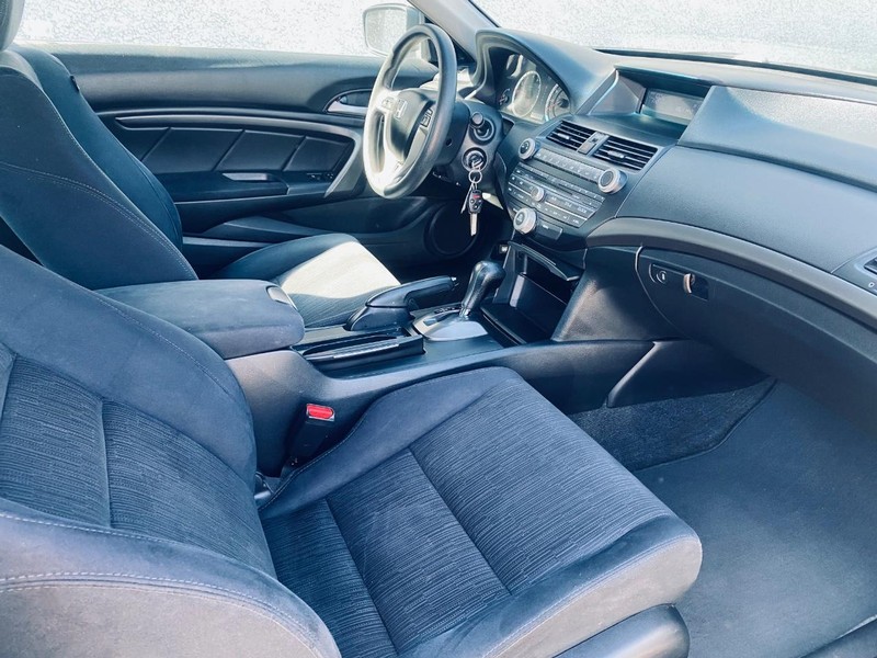 Honda Accord Coupe Vehicle Full-screen Gallery Image 16